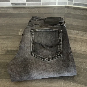 Svarta jeans från Jack & Jones - Snygga svarta jeans från Jack & Jones skriv vid intresse ! 