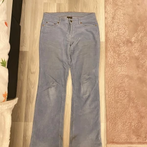 Ljusblå manchesterbyxor Polo Jeans Bootcut - Snygga ljusblå manchesterbyxor från Polo Jeans Company. Byxorna är lowwasted och har jättefin vintage vibe. Från Ralph Lauren och säljs inte längre. 