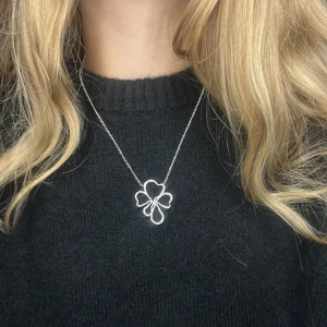 Silvrigt halsband med fyrklöver - Snyggt halsband i silverfärg med en stor fyrklöver som hänge. Halsbandet är från Edblad och inte andvänt mycket! Hör av er om ni har några frågor eller vill ha mer bilder
