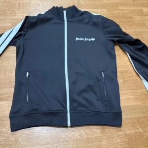 Palm Angels svart vindjacka med ränder - Svart kofta från Palm Angels med vita ränder. storlek M och den är helt ny och oanvänd.