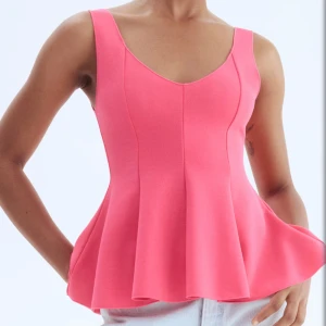 Topp/linne rosa - Jättefint rosa linne den är alldrig använd bara provad o den har v ringad hals och figursydd passform upptill som släpper ut i en volangig nere jättesnygg pris kan diskuteras vid snabb affär🤗🤗🥰🥰 hör av dig om du har frågor 