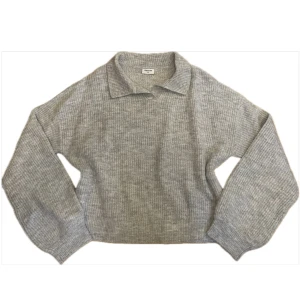 Grå stickad tröja - Grå stickad tröja från Kappahl med krage, ribbad struktur och långa ärmar. Storlek 170 och passar XS/S.