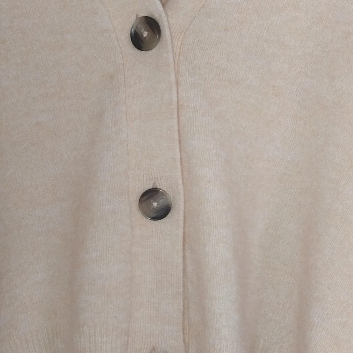 Beige kofta från H&M med knappar - 4