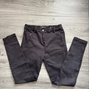 Svarta Replay karyna hyperflex dam jeans, W28 L32, ny utan prislapp - Skicka gärna vad du tycker att jeansen är värda, jag är öppen för bud, skicka gärna ett! Svarta jeans från Replay i storlek W28 L32,  ny utan prislapp, knappt använda. Slimmad passform i stretchigt och bekvämt material med hög kvalitet. En tidlös bas i garderoben som funkar till allt. Nypris ca 1 500 kr – mitt pris: 499 kr. Kika gärna in min profil, jag lägger upp fler liknande plagg löpande!  Replay jeans svart W28 L32 dam slim fit stretch denim ny utan prislapp knappt använda stilrena klassisk