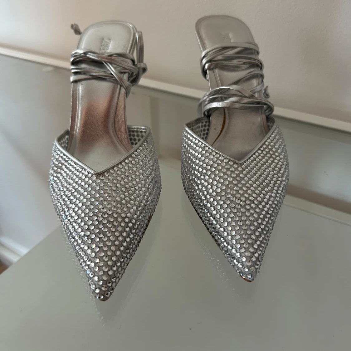 Silvriga pumps med strass från Zara - 4