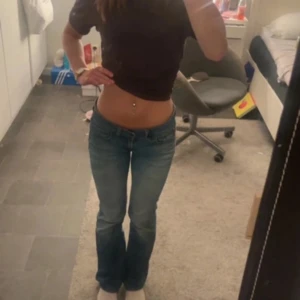 Blå bootcut jeans - Supersnygga Lågmidjade bootcut jeans från märket Hugo boss! Storlek 27 Midjemått: 36cm Grenmått: 19,5cm Innerbens längd: 76,5cm Ytterbens längd: 97cm  ( hon på bilden är 165cm lång) Inga defekter, köpt från vinted  Pris går att diskutera vid snabb affär!!❤️ 