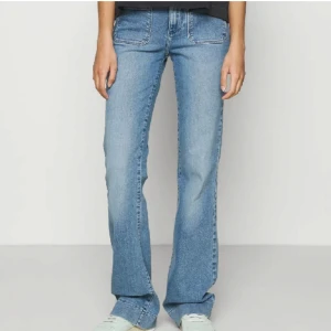 Blå bootcut jeans Wrangler - Säljer dessa jättesnygga blå bootcutjeansen från Wrangler med fickor framtill i strl W28L34. Bara använda ett fåtal gånger så i princip i nyskick🩷⭐️