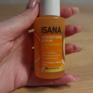 ISANA Vitamin C Serum 10% - ISANA Intensywne Serum med 10% vitamin C kommer i en orange plastflaska med vit kork. Serumet är genomskinligt och lätt, perfekt för att ge huden glow och jämnare ton. Vegansk formula och fräsch citrusdoft. Passar alla hudtyper. Försiktig på huden och köpt i Polen.