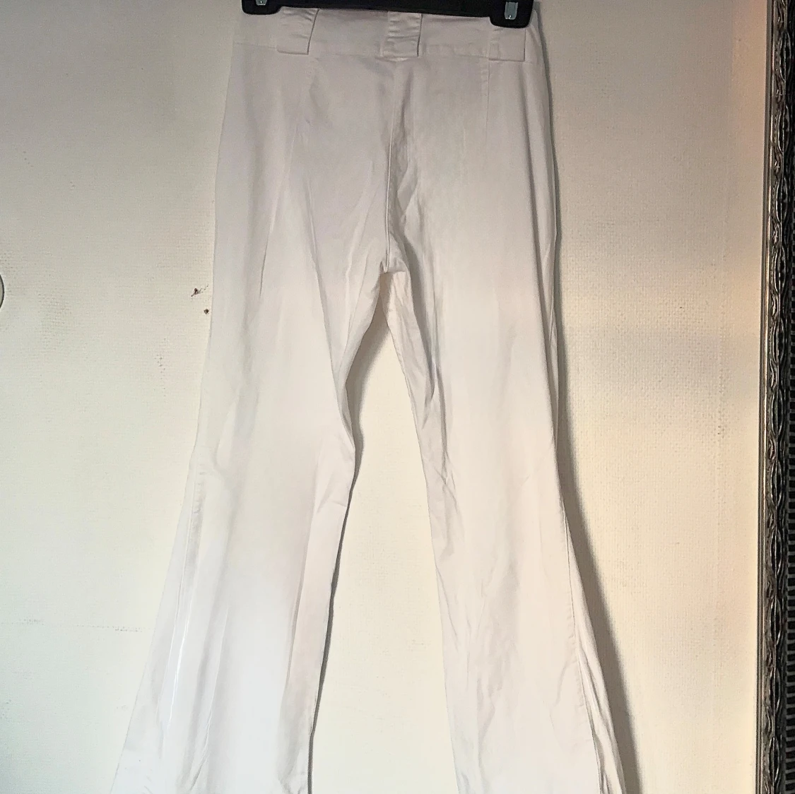 Vita utsvängda bootcut byxor  - 2