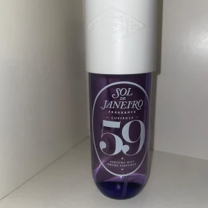 Sol de Janeiro Cheirosa 59 Perfume Mist - Sol de Janeiro Cheirosa 59 Perfume Mist i en snygg lila plastflaska med vit spraykork. Flaskan rymmer 240 ml och har en modern, rundad form. Perfekt för dig som gillar fräscha och trendiga dofter med en tropisk vibe.