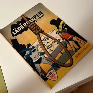 Läderlappen och Robin, 1951 nr.11 - Vintage Läderlappen och Robin serietidning från 1951, nummer 11. Innehåller äventyret 'Repmysteriet!' En samlarutgåva för Batman-fans. Skick enligt bilder