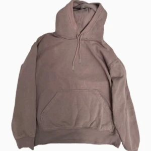 Brun hoodie med huva och ficka - Jätte skön, brun hoodie med luva. Perfekt till olika tillfällen och lätt att styla. Hör av dig vid några frågor💗