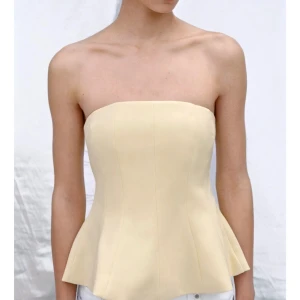 Ljusgul tubetopp - En helt ny, oanvänd ljusgul tubetopp från Zara!🫶🏼 Säljes pga gick ej att returnera! Prislapp kvar😚