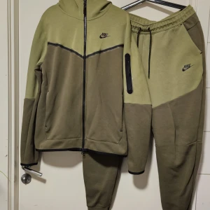Nike tech dress St medium/large - Nike tech dress Tröja st medium o byxa st large i bra använt skick  Hund finns I hemmet 