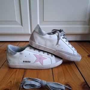 Golden goose skor - Storlek 39. Aldrig använda. Priset är diskuterbart vid en snabb affär, hör av er vid frågor. Använda gärna köp nu. 