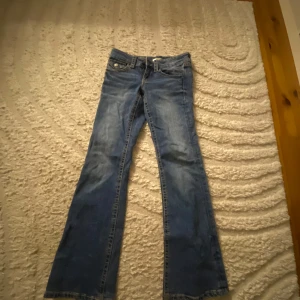 Blå bootcut jeans med fickdetalj - Ett par super snygga low bootcut jeans ifrån Gina young😜 säljer billigt pga inte så mycket användning av de längre💕 jätte fint skick och inte så använda!! Storlek 152