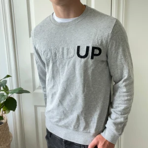 Dondup sweatshirt grå M - Riktigt skön Dondup sweatshirt går i storlek M, modellen är 180,75 kg. Inga större defekter förutom att logan på tröjan är lite sliten. Man kan inte riktigt se det på bilderna för utom bild 3. Kom med frågor! 