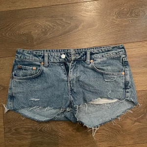 Weekday shorts  - Weekday byxor som jag gjort om till shorts. Väldigt bra skick och sitter bra på. Skulle uppskatta dom som storlek 36-38 
