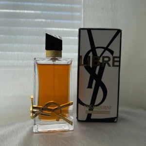 Yves Saint Laurent Libre Intense parfym - Säljer en 100ml lyxig Yves Saint Laurent Libre Eau de Parfum Intense. Knappt använt och luktar såå seductive 😻 (KAN SÄNKA LITE PRISET)