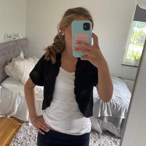 Glitter bolero - Jättesnygg svart glitter bolero som passar till mesta outfits! Det är inte jättetydligt glitter så den ser mest bara svart ut🥰🥰är väldigt osäker på storlek men skulle säga xs/s