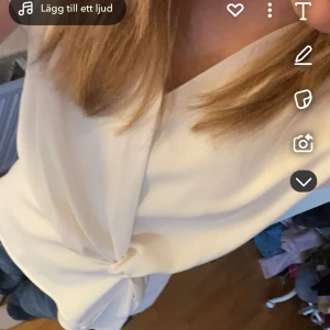 Topp Zara  - Snygg vit omlottopp med knut framtill. Toppen har en v-ringad hals och är ärmlös, vilket gör den perfekt för varmare dagar. Stilren och enkel design som passar till jeans eller kjol. Den är som ny och aldrig andvänd. Kan sänka pris med snabb affär ❤️