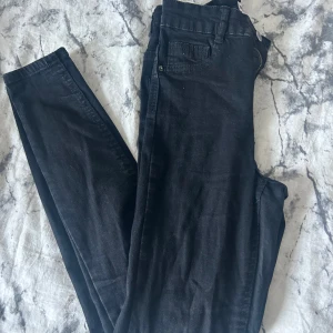 3st Molly jeans  - Svarta Molly jeans utsvängda med slit i stl XS och andra par i stl S.  Blåa Molly jeans utsvängda med slit i stl S