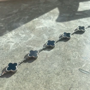 Silver armband med svarta detaljer - Ett jätte gulligt silver armband från Swedora i jättefint skick! Passar till dig som har lite mindre handleder då den inte är så jättelång. Original pris är 290!