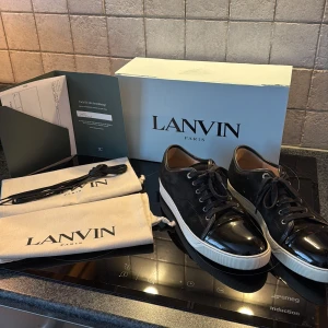 Lanvin patent cap toe skor - Säljer mina lanvin patent cap toe skor eftersom dom inte kommer till användning längre då jag vuxit ur dom. Skorna har använts några gånger men är i väldigt bra skick då jag tagit hand om dom. Skorna är självfallet äkta och köpta från careofcarls för 3999kr, kvitto tillkommer som på bilden. Jag har även kvar alla extra grejer såsom boxen,påsarna och extra snören. Dom är i size 10 vilket motsvarar 45. Skriv vid funderingar eller annat👌