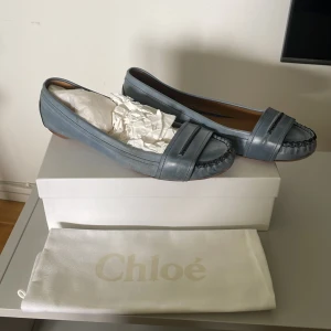 CHLOE sandaler - Elegeganta Chloe sandaler i ljusblå färg som kommer med påse och box!