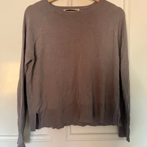 Grå stickad tröja från Zara - Säljer en grå stickad tunn tröja.