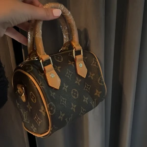 Väska  - Helt ny och aldrig använd, mini storleken perfekt för bara gullig accessoar! 