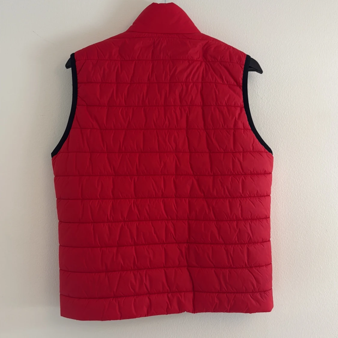 Röd quiltad dunväst från Hugo - 1