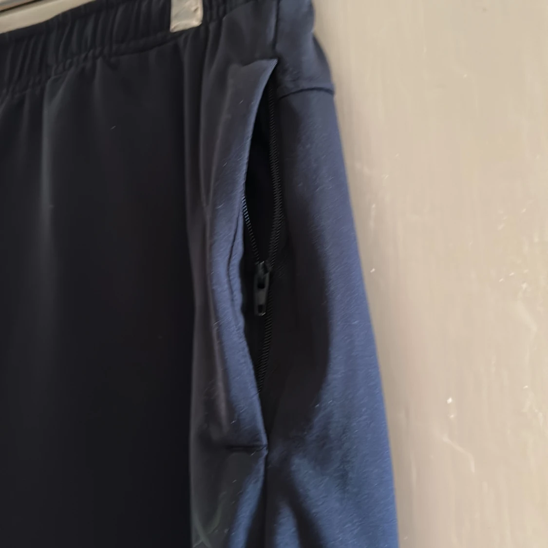 Svarta träningsbyxor med dragkedjor - 2