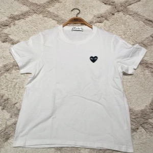 CDG T-shirt! - Tjenare! Säljer en riktigt schysst COMME des GARÇONS T-shirt i storleken L, tröjan är lite liten i storlek så den skulle möjligen passa M men den är mitt emellan storlek M-L. Tröjan är true to size skulke jag säga, den har en liten råda fläck som går att få bort såvida jag kan se därav toppen priset. Hör av er vid eventuella frågor eller om ni vill ha fler bilder. Tröjan säljs i detta toppen pris pågrund av att kvittot är borttappat och därmed inte medföljer. 