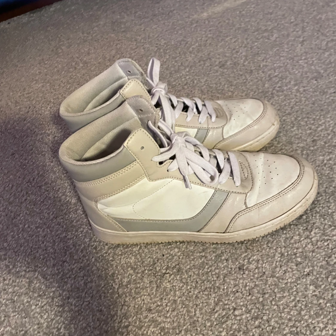 Vita high top sneakers med snörning - 2