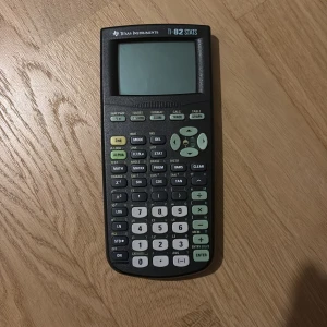 TI-82 Stats - TI-82 Stats är en avancerad grafritande miniräknare perfekt för matte, statistik och naturvetenskap. Perfekt för dig som pluggar och vill ha koll på grafer, ekvationer och beräkningar. Ett måste för gymnasiet och högskolan!