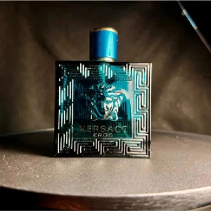 Versace Eros  - (E Jag säljer sampels och priset är per milliliter ( INTE HELA FLASKAN))   23kr per milliliter (1ml = 10 spray )  Priset är fast men vid större beställningar kan priset diskuteras! Skriv till oss gärna innan ni köper !