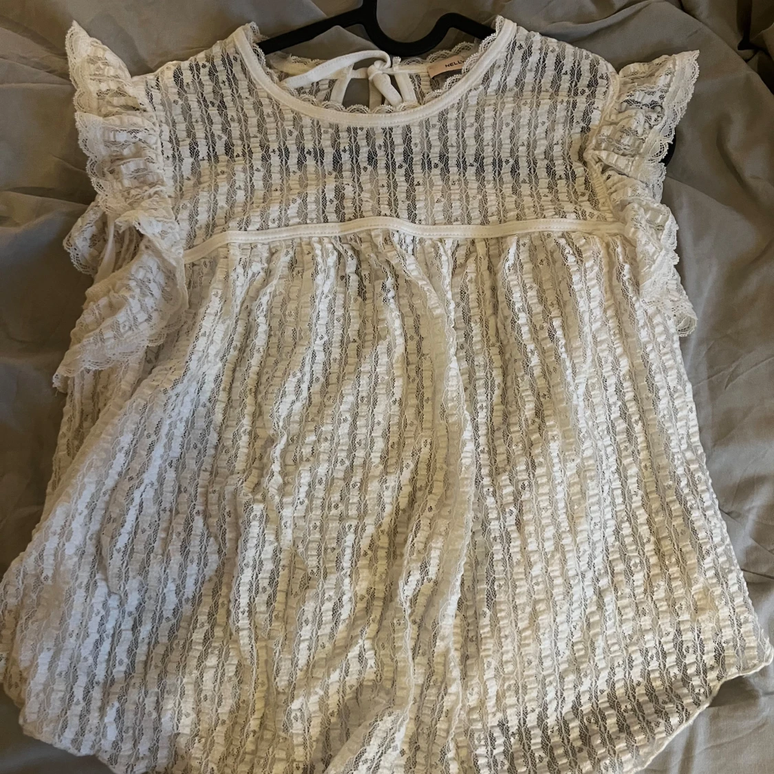 Vit spetsblus med volangärmar - 2