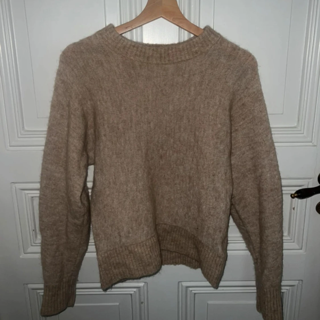 Beige stickad tröja i mohair/ull XS