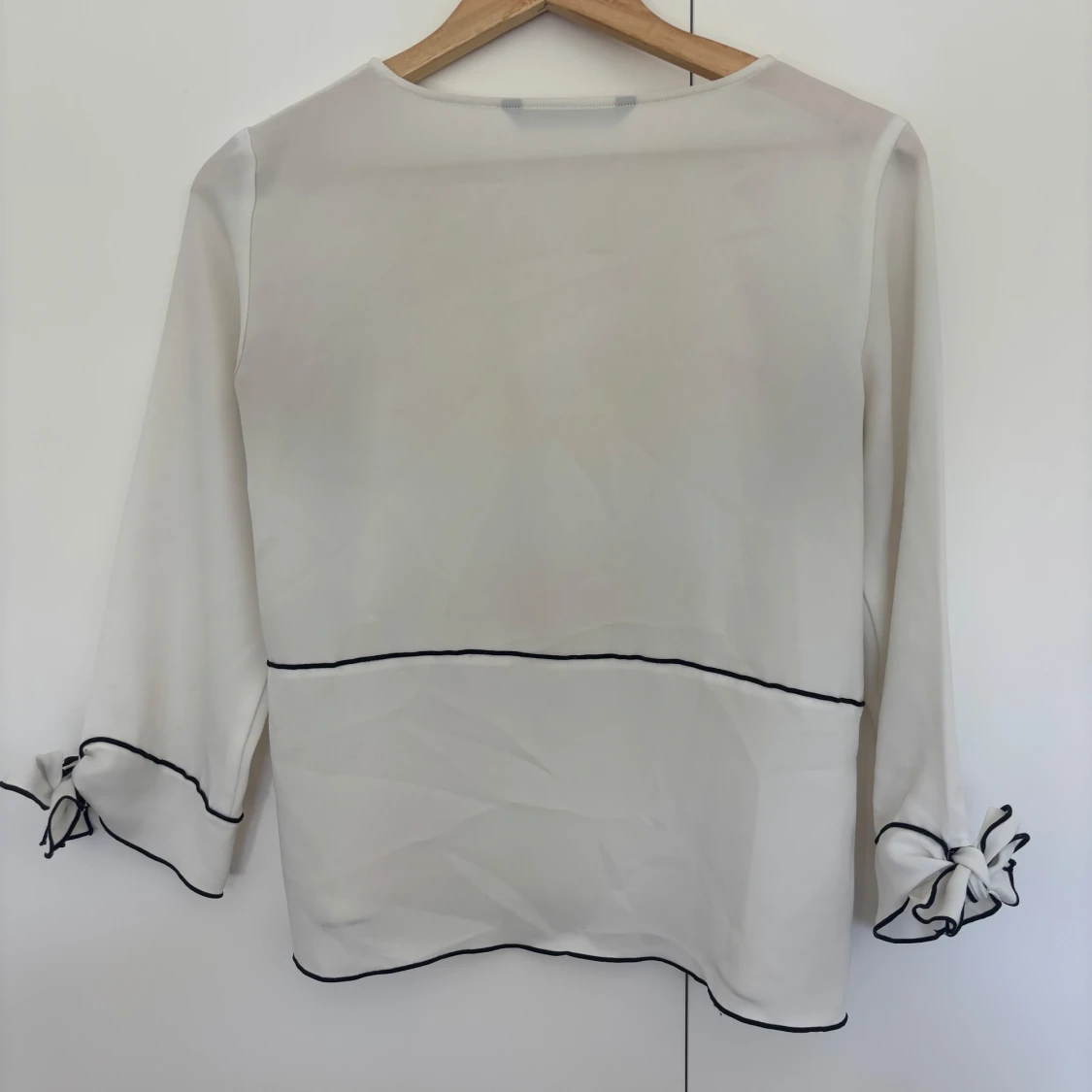 Vit blus med svarta kanter från Zara - 3