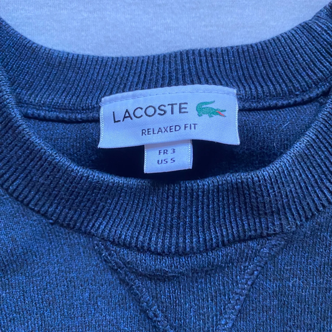 Mörkblå Lacoste sweatshirt med ränder - 2