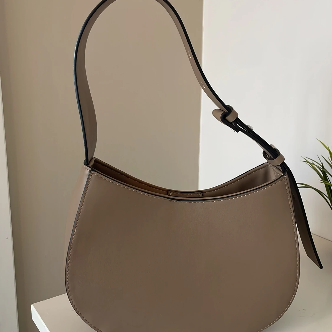 Beige axelväska i skinnlook - 1