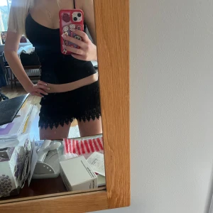 Svarta spets shorts  - De är i toppen skick tveka inte vid frågor 