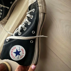 Converse  - Svarta converse som använts några gånger. Jag tvättar de innan🫶🏻