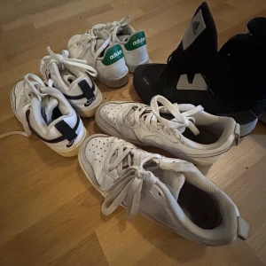 Mix av sneakers och sandaler från Nike och Adidas - Tjena, säljer dessa skor då dom inte passar längre. Vinter skorna säljs för 100kr och dom svarta skorna Brevid vinter skorna säljs för 20kr samma går för tofflorna. Resten av skorna säljs för 50kr. Storlekar: vinter skorna 37-38, lager157 skorna ( dom svarta skorna Brevid) 37, tofflorna 35, helt vita Nike skorna 36, Nike skor med svart Nike märke 35,5 och adidas skorna 33,5.