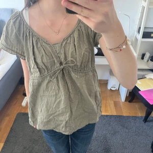 Grön topp - Grön topp från KappAhl som tyvärr är förstor för mig. Köpt seconhand och finns därav tecken på användning