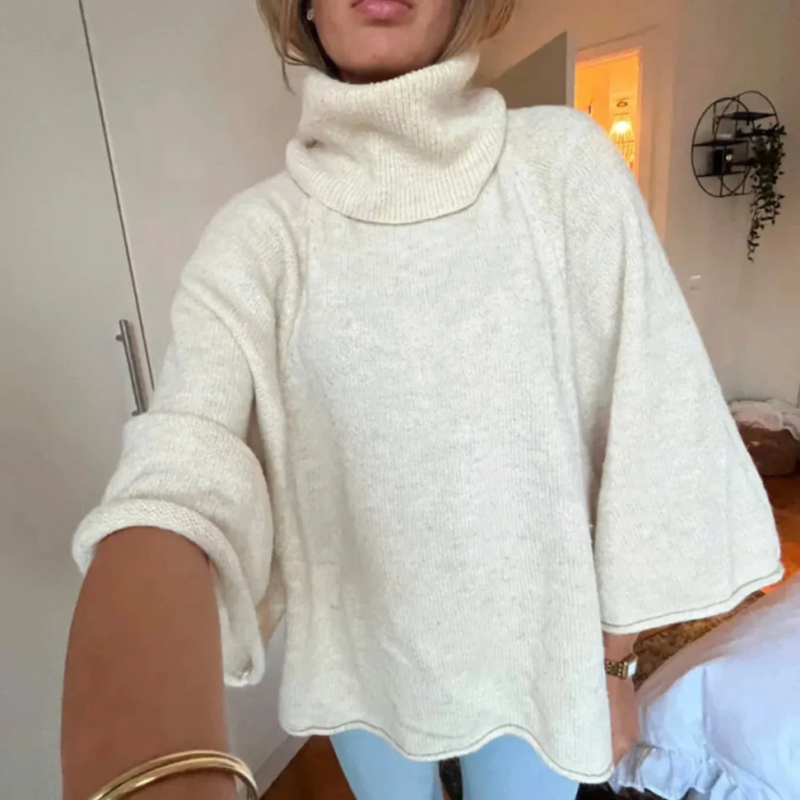 Beige stickad polotröja med vida ärmar - 1