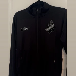 Aik Smokinglirare Edition  - Helt oanvänd kofta från AIK Smokinglirare Edition, limited edition! (Äkta) (Oanvänd) Pris går att diskutera vid snabbaffär!