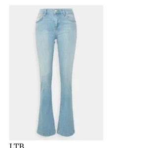 Ljusblå bootcut jeans från LTB - Snygga ljusblå jeans från LTB med bootcut-modell. Jätte fina sömmar på bakfickorna 😊storleken är W 28 L 30. Byxorna är lite nedtrampade på hälen 