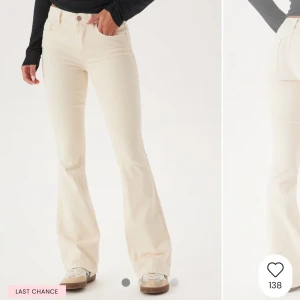 Beiga  bootcut jeans - Snygga populära beiga jeans från vero Moda men köpta på Nelly och är slutsålda. Dem är aldrig använts och har lapp kvar